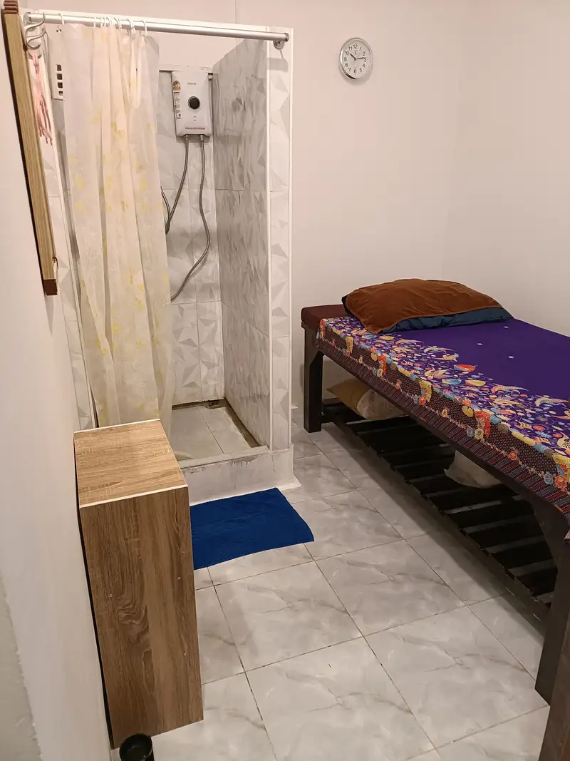 ห้องนวดแยกมีเตียงและฝักบัว / Private room with a massage bed and a shower
