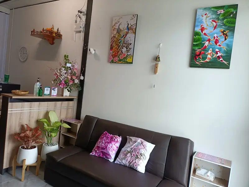 มุมรับรองมีโซฟาและภาพวาดปลาคาร์ป / Waiting area with a sofa, flowers and a koi painting