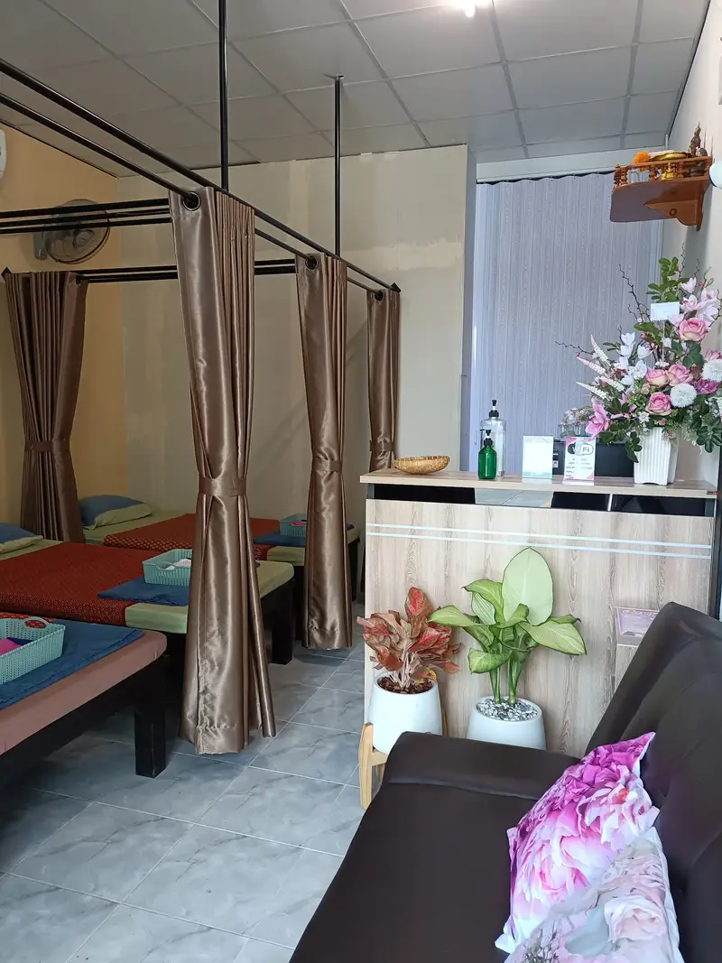 เตียงนวดมีม่านกั้นข้างเคาน์เตอร์ต้อนรับ / Curtained massage beds next to the reception counter